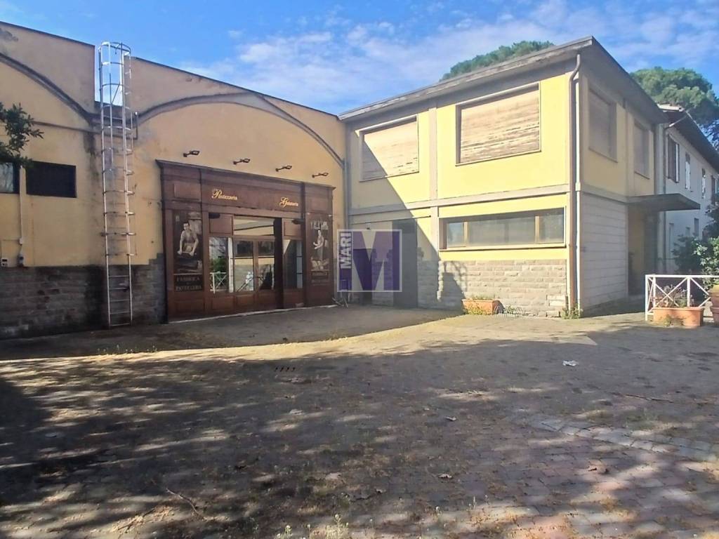 locale commerciale in vendita a Firenze in zona Peretola