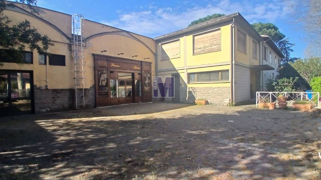 locale commerciale in vendita a Firenze in zona Peretola