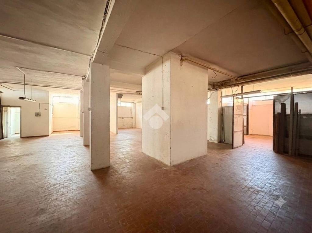 locale commerciale in vendita a Firenze in zona Cintoia