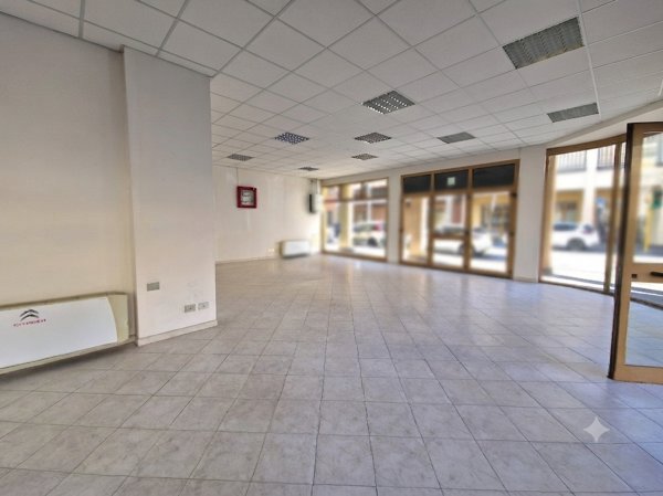locale commerciale in vendita a Firenze in zona Rifredi