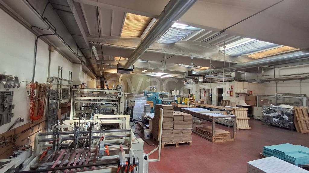 locale commerciale in vendita a Firenze in zona Isolotto
