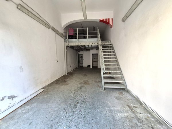 locale commerciale in vendita a Firenze in zona Isolotto