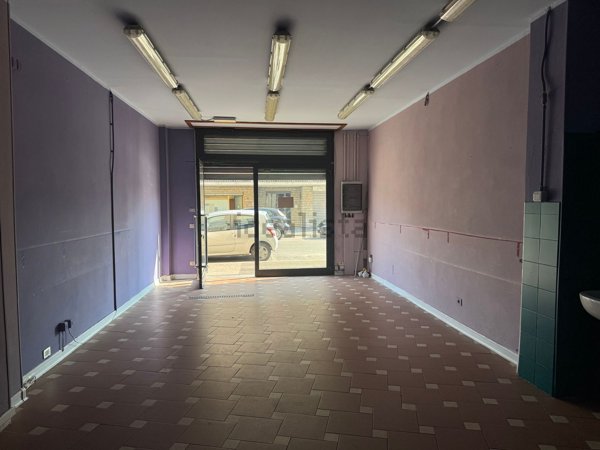 locale commerciale in vendita a Firenze in zona Legnaia