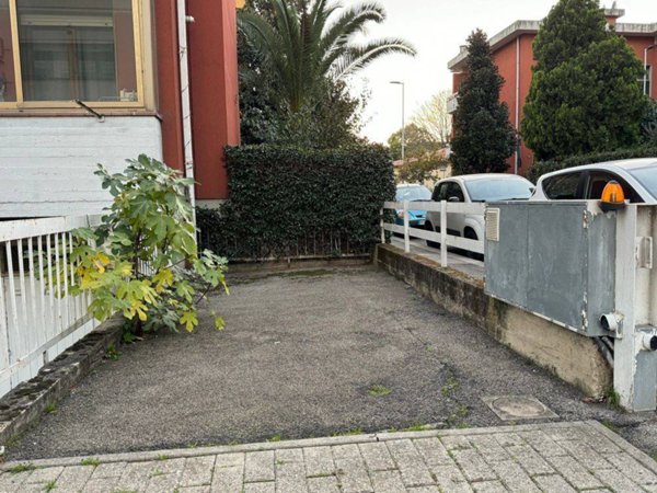 box auto in vendita a Firenze in zona Legnaia