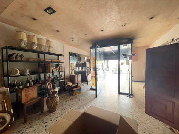 locale commerciale in vendita a Firenze in zona Legnaia