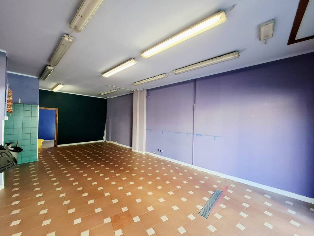 locale commerciale in vendita a Firenze in zona Legnaia