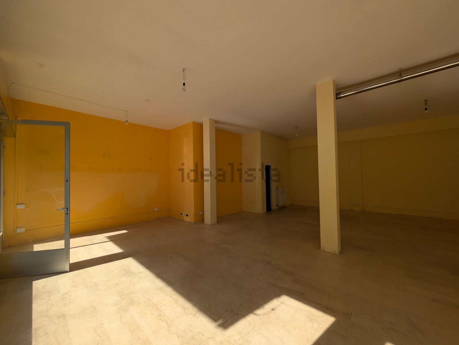 locale commerciale in vendita a Firenze in zona Isolotto