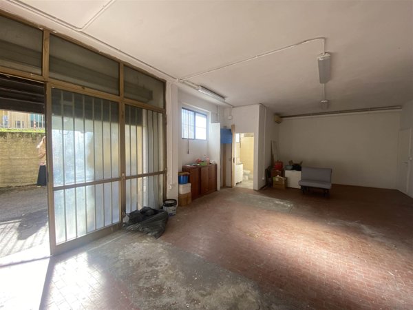 locale commerciale in vendita a Firenze in zona Isolotto