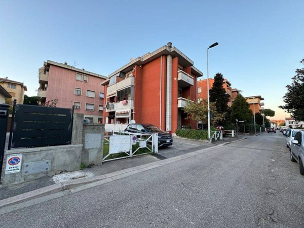 box auto in vendita a Firenze in zona Legnaia