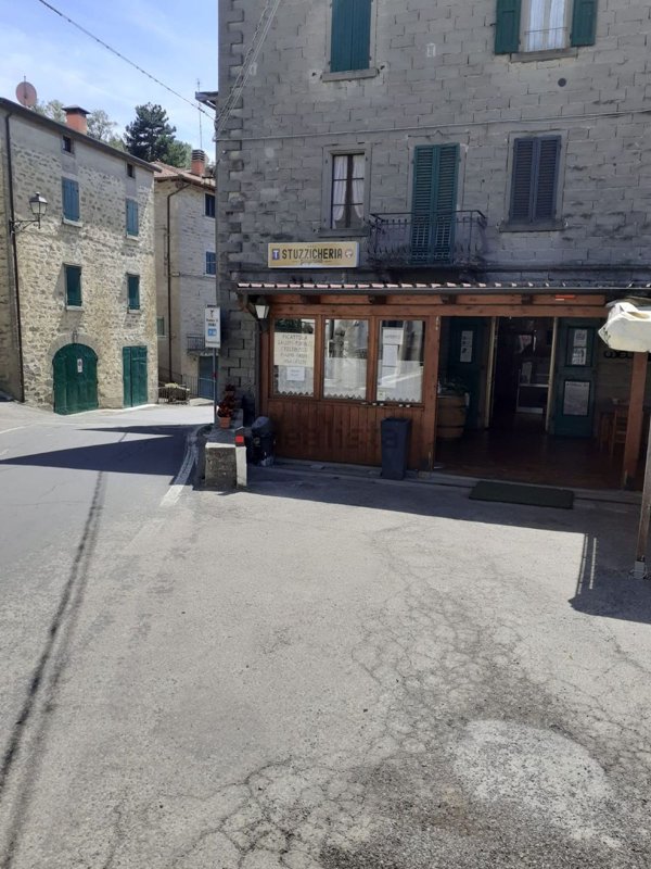 locale commerciale in vendita a Firenzuola in zona Giugnola