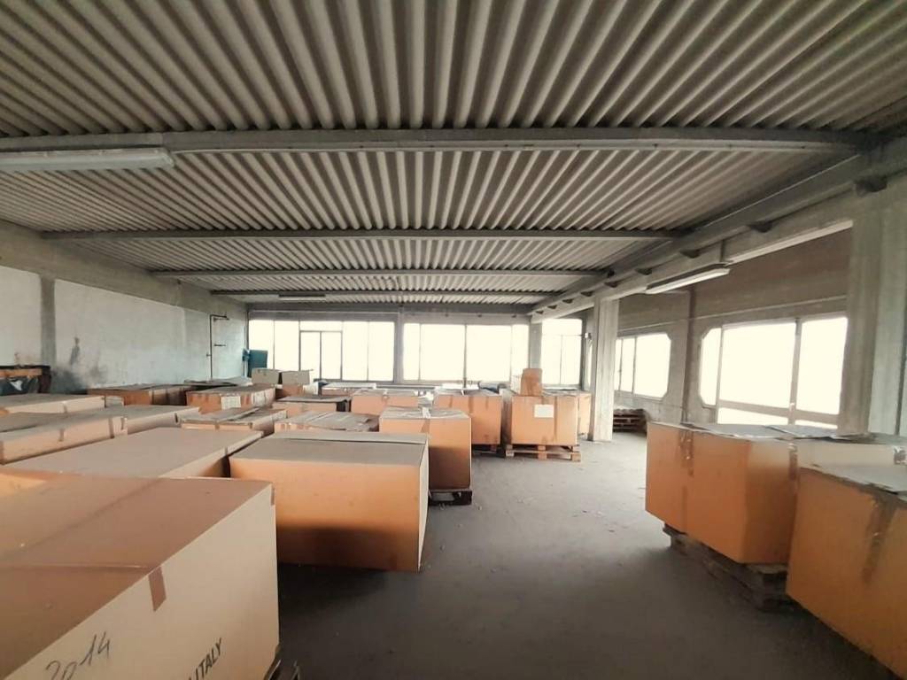 locale di sgombero in vendita a Fucecchio in zona Ponte a Cappiano