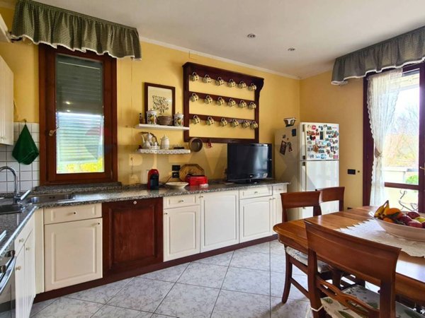 casa indipendente in vendita a Gambassi Terme in zona Varna