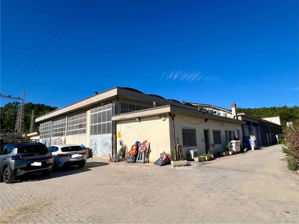 locale commerciale in vendita a Gambassi Terme in zona Badia a Cerreto