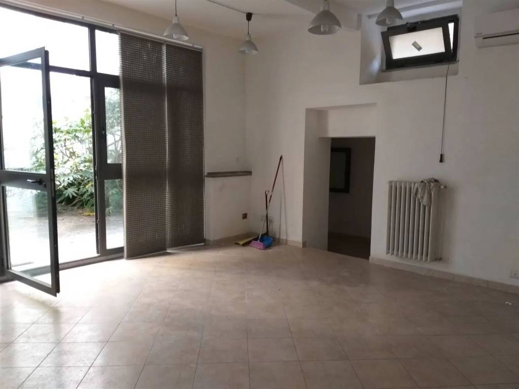 locale commerciale in vendita a Lastra a Signa in zona Ponte a Signa