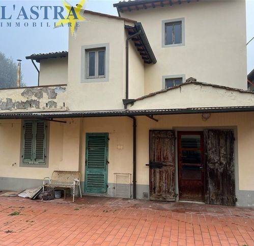 locale commerciale in vendita a Lastra a Signa in zona Brucianesi