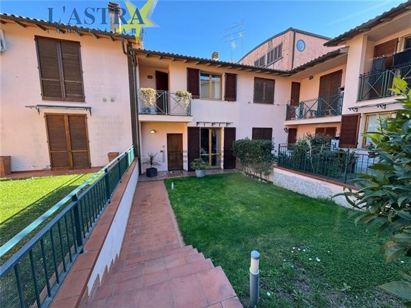 casa indipendente in vendita a Lastra a Signa in zona Quattro Strade