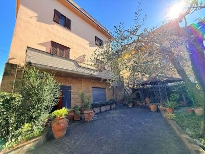 casa indipendente in vendita a Lastra a Signa