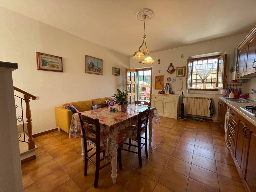 casa indipendente in vendita a Lastra a Signa in zona Ginestra Fiorentina