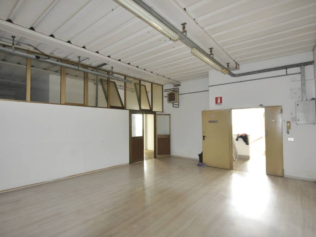 locale commerciale in vendita a Lastra a Signa in zona Stagno