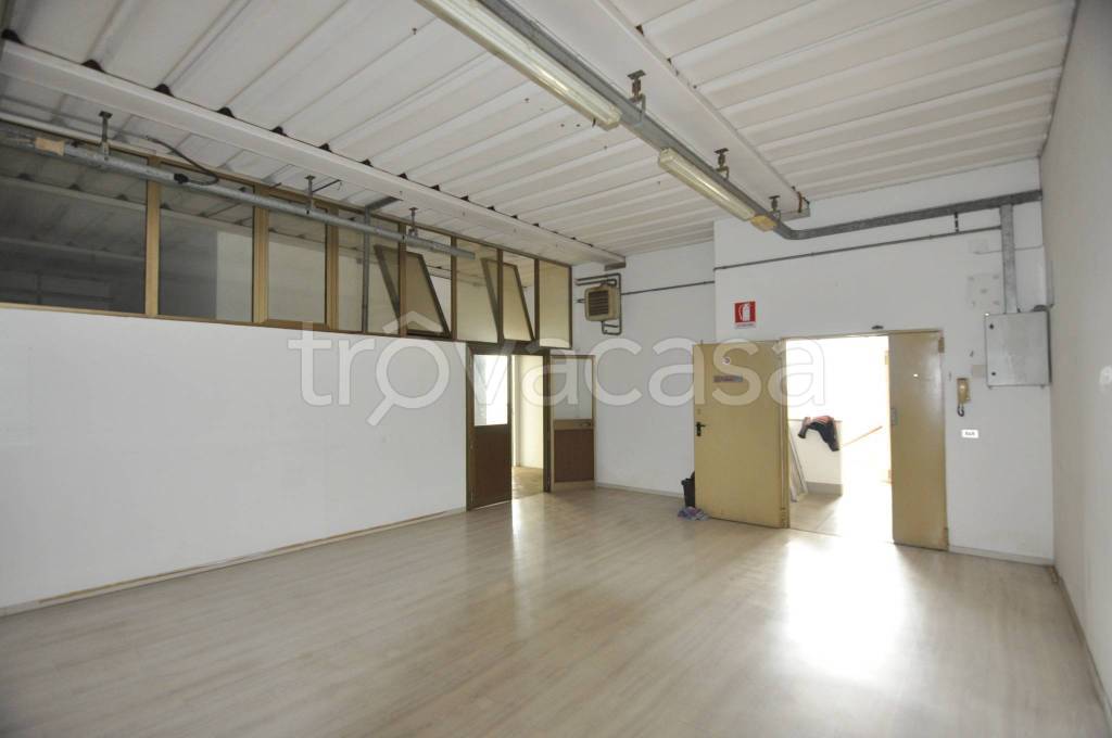 locale commerciale in vendita a Lastra a Signa in zona Stagno