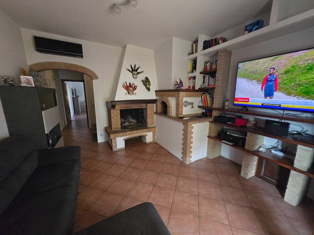 casa indipendente in vendita a Lastra a Signa in zona Ginestra Fiorentina