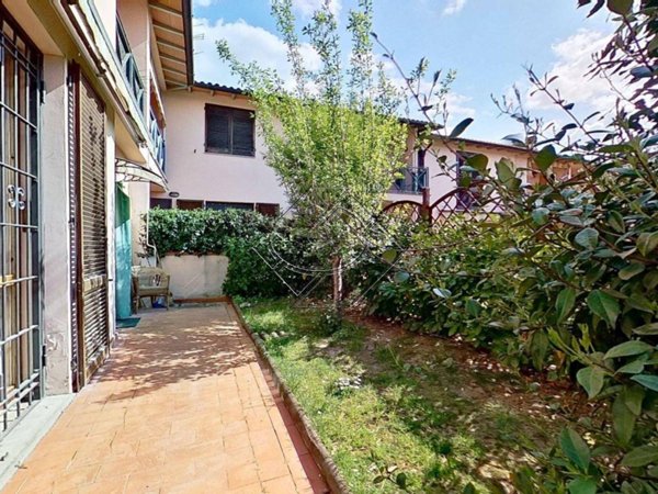 casa indipendente in vendita a Lastra a Signa in zona Quattro Strade