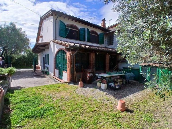 casa indipendente in vendita a Lastra a Signa in zona Ginestra Fiorentina