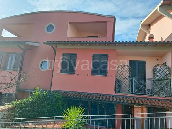 appartamento in vendita a Lastra a Signa in zona Quattro Strade