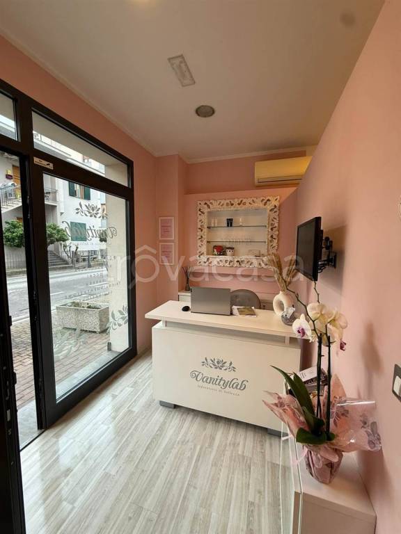 negozio in vendita a Lastra a Signa in zona Calcinaia