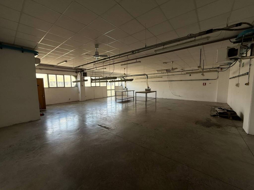 locale commerciale in vendita a Lastra a Signa in zona Stagno