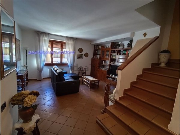 casa indipendente in vendita a Lastra a Signa