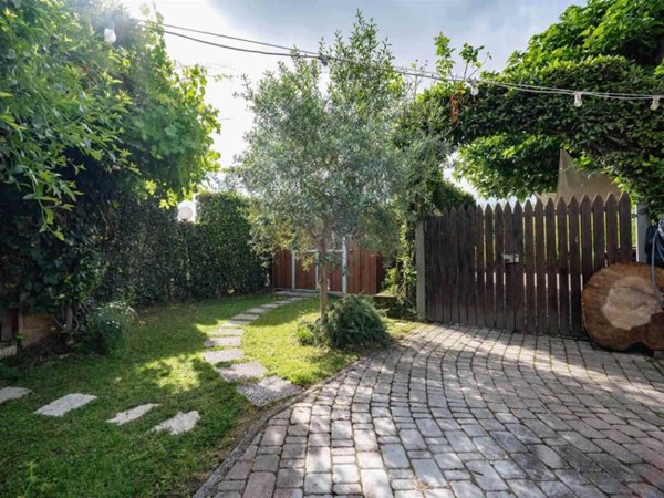 casa indipendente in vendita a Lastra a Signa in zona Stagno
