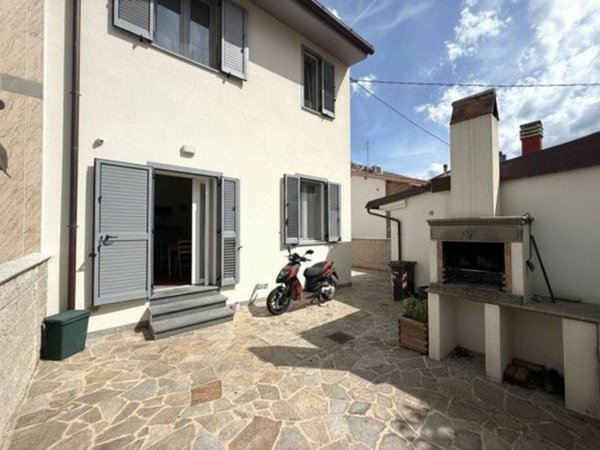 casa indipendente in vendita a Lastra a Signa in zona Calcinaia