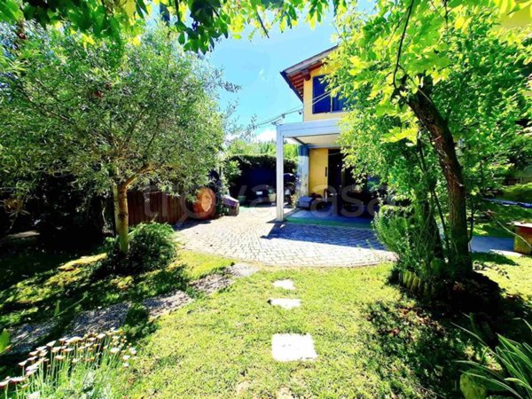 casa indipendente in vendita a Lastra a Signa in zona Calcinaia