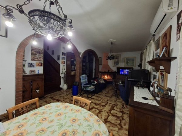 casa indipendente in vendita a Lastra a Signa in zona Calcinaia
