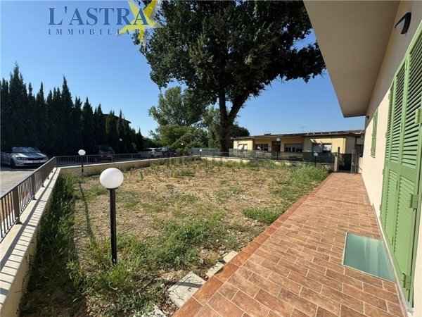 appartamento in vendita a Lastra a Signa in zona Calcinaia