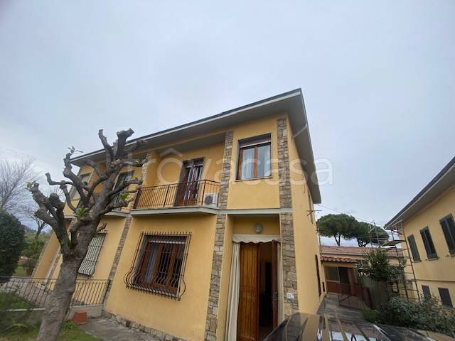 casa indipendente in vendita a Lastra a Signa in zona Calcinaia