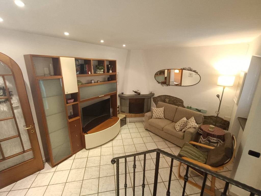 casa indipendente in vendita a Lastra a Signa in zona Calcinaia