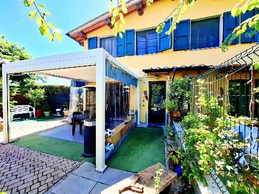 casa indipendente in vendita a Lastra a Signa in zona Calcinaia
