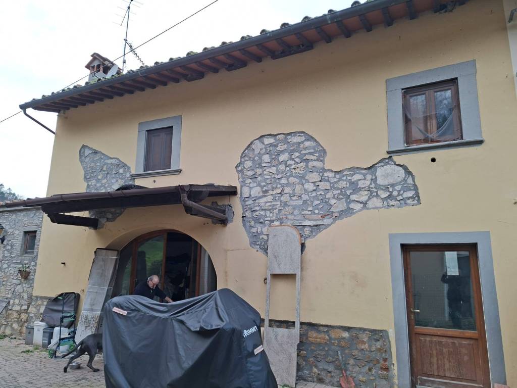 casa indipendente in vendita a Lastra a Signa in zona Calcinaia