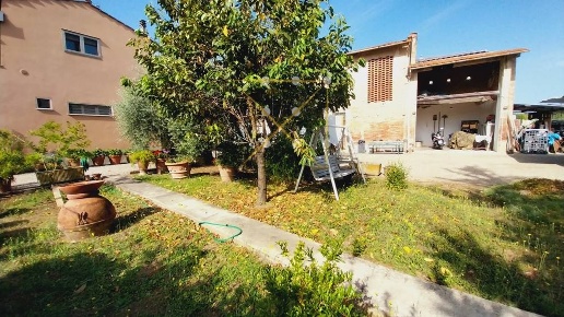 casa indipendente in vendita a Lastra a Signa in zona Calcinaia