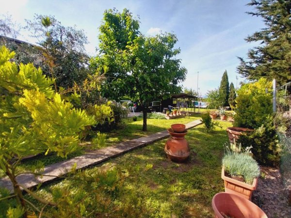 casa indipendente in vendita a Lastra a Signa in zona Calcinaia