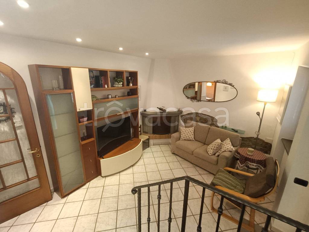 casa indipendente in vendita a Lastra a Signa in zona Calcinaia