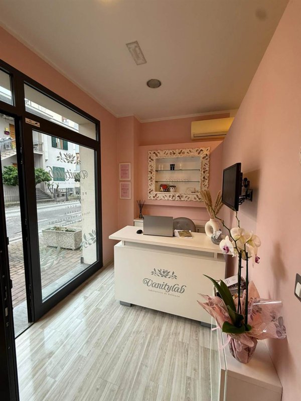 locale commerciale in vendita a Lastra a Signa in zona Calcinaia