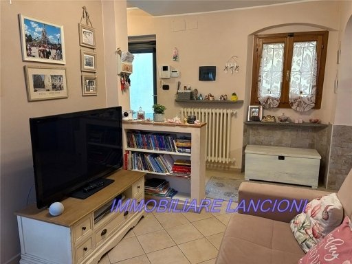 casa indipendente in vendita a Lastra a Signa in zona Calcinaia