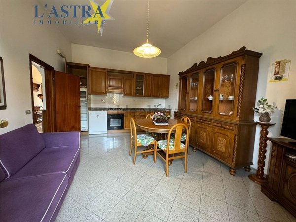 casa indipendente in vendita a Lastra a Signa in zona Calcinaia