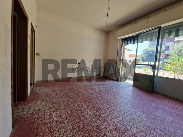 locale commerciale in vendita a Lastra a Signa in zona Calcinaia
