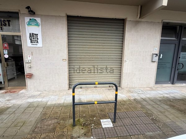 locale commerciale in vendita a Lastra a Signa in zona Calcinaia