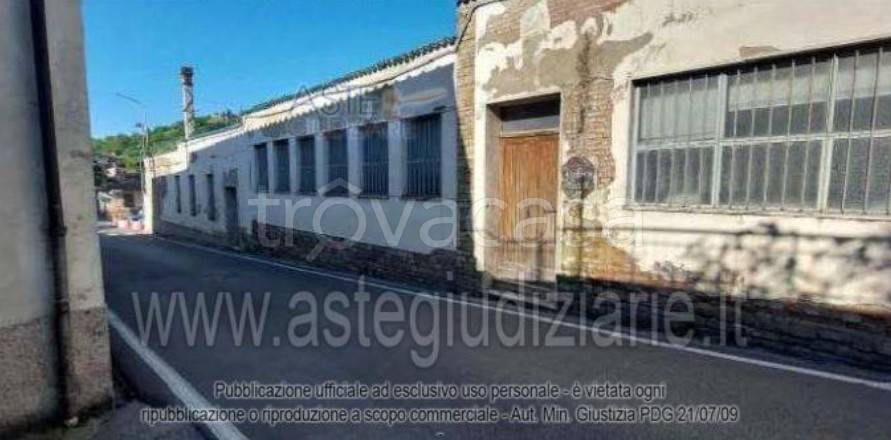 locale commerciale in vendita a Lastra a Signa in zona Calcinaia