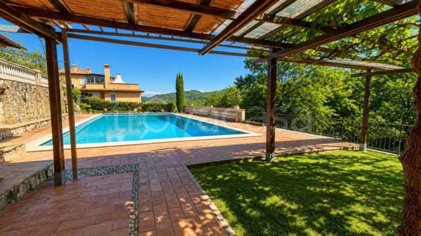 casa indipendente in vendita a Londa in zona Rata